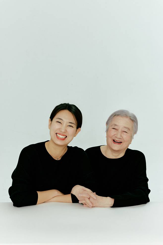 ‘오늘내일하는 사이’는 94살 할머니 임봉근씨가 손녀 임다운씨(왼쪽)에게 보낸 편지와 함께 손녀가 할머니에 대해 쓴 에세이를 엮은 책이다. 60년의 세월을 뛰어넘어 완벽한 길동무가 돼준 두 사람의 이야기를 읽다보면 나이듦이 결코 두려운 것이 아님을 깨달을 수 있다.