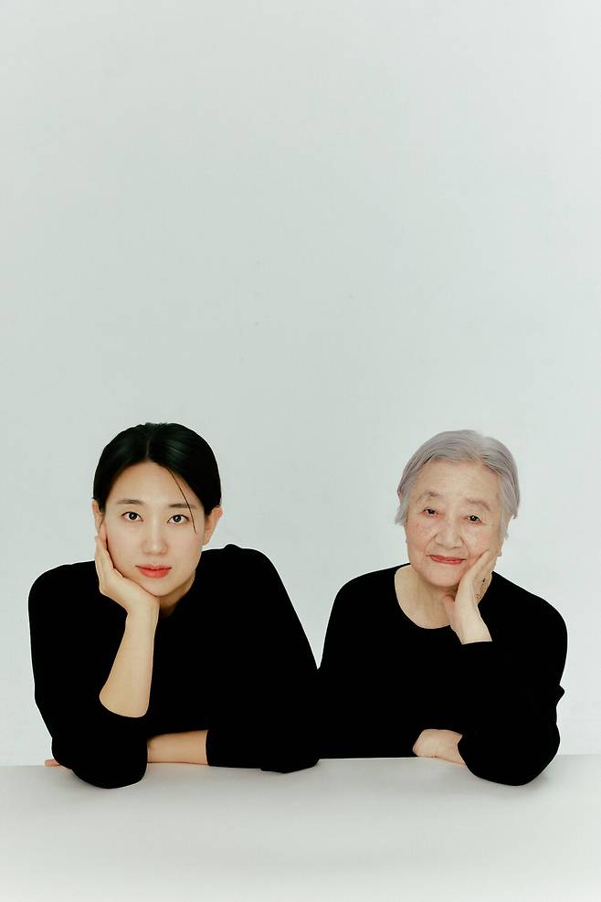‘오늘내일하는 사이’는 94살 할머니 임봉근씨가 손녀 임다운씨(왼쪽)에게 보낸 편지와 함께 손녀가 할머니에 대해 쓴 에세이를 엮은 책이다. 60년의 세월을 뛰어넘어 완벽한 길동무가 돼준 두 사람의 이야기를 읽다보면 나이듦이 결코 두려운 것이 아님을 깨달을 수 있다.