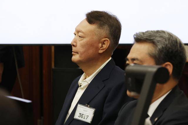 윤석열 전 대통령이 지난해 9월 서울 서초동 서울중앙지법에서 열린 특수공무집행방해 혐의 재판에 출석하고 있다.사진공동취재단