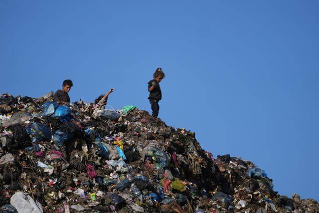 2월 11일 가자지구 중부 자와이다의 쓰레기 매립지에서 팔레스타인 어린이들이 재사용할 수 있는 물건을 찾고 있다. 자와이다=AP뉴시스