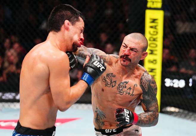 컵 스완슨(오른쪽)이 빌리 콰란틸로를 꺾었다. 사진=UFC