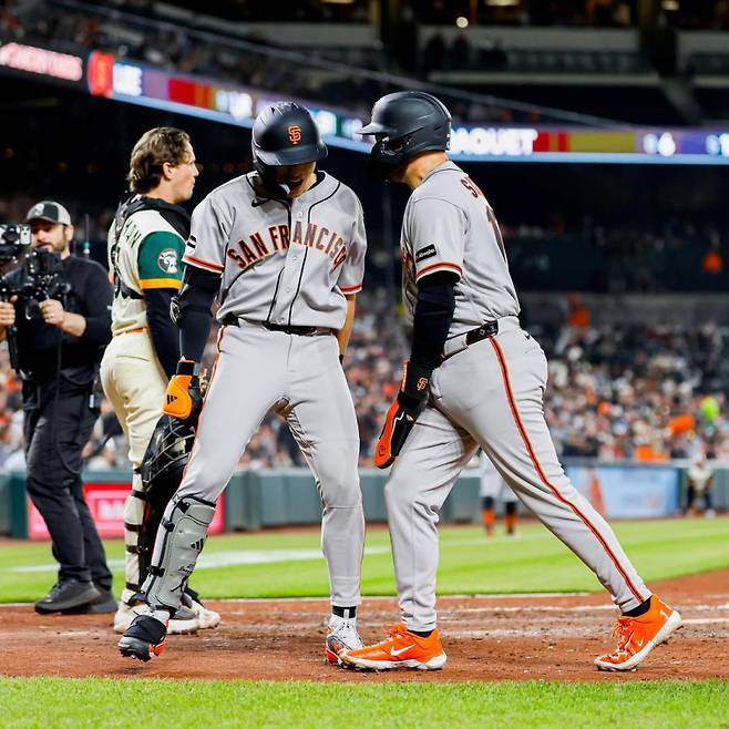 SF 이정후(가운데)가 11일 볼티모어전에서 시즌 1호 홈런을 터뜨린 뒤 환호하고 있다. 사진=샌프란시스코 SNS
