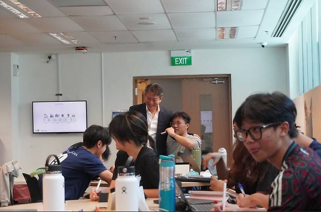 조남준 교수(가운데)가 최근 난양공대에서 열린 아너스 칼리지 르네상스 엔지니어링 프로그램에서 강의하고 있다. 사진 NTU