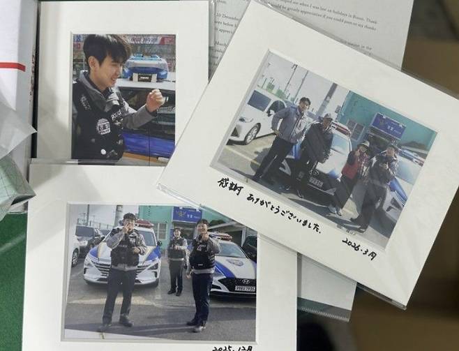 일본인 노부부가 경찰관들과 찍은 사진. 사진 부산경찰청