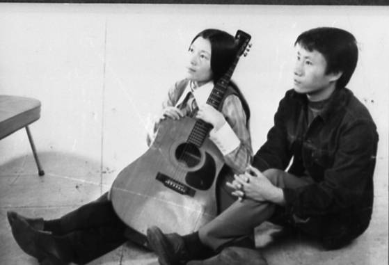 박인희(왼쪽)와 이필원은 1971년까지 약 2년간 '뚜아에무아'란 이름의 혼성 듀엣으로 활약했다. [중앙 포토]