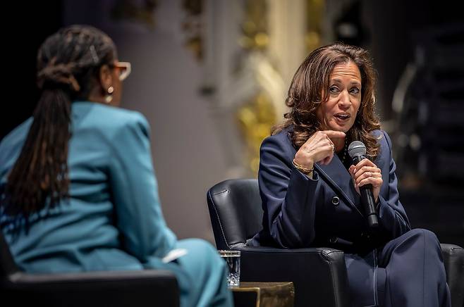 카멀라 해리스 전 미국 부통령이 최근 펴낸 『107일』에 대해 언급하고 있다. [AP=연합뉴스]