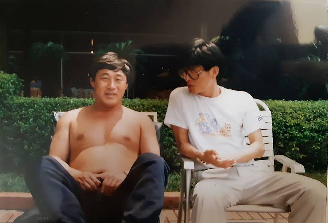 북한의 축구감독 안세욱(왼쪽)과 필자. 1990년 겨울 인도네시아의 자카르타에서 아시아청소년대회가 열렸을 때 촬영했다. [사진 허진석]