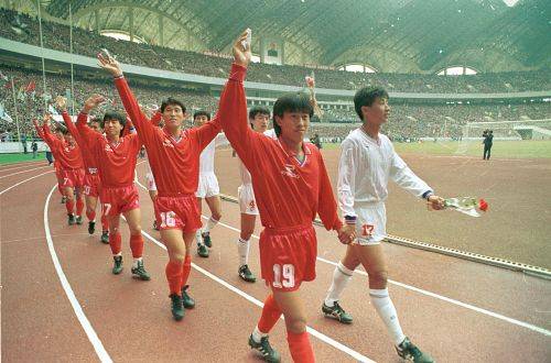 1990년 10월 11일 평양 능라도 5월 1일 경기장에서 열린 통일축구대회. 서정원(앞줄 왼쪽) 등 남북선수들이 경기장으로 입장하고 있다. [중앙포토]