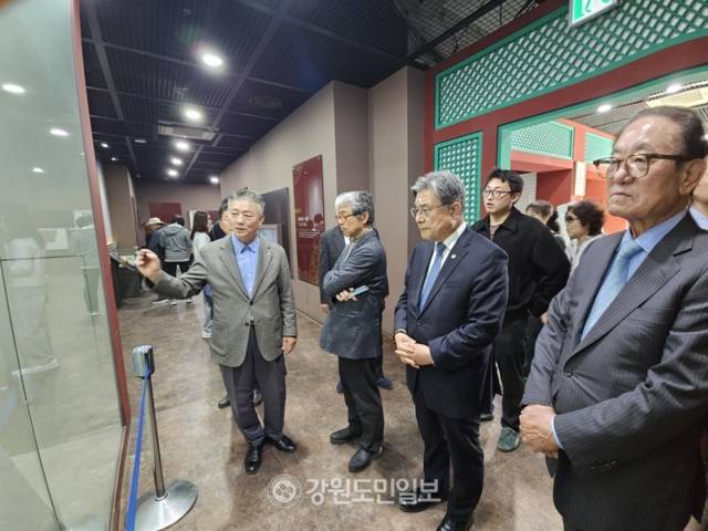 ▲ 안백운 영월군 문화관광과장이 허민 국가유산청장 일행에게 단종어진(御眞)에 대해 설명하고 있다.