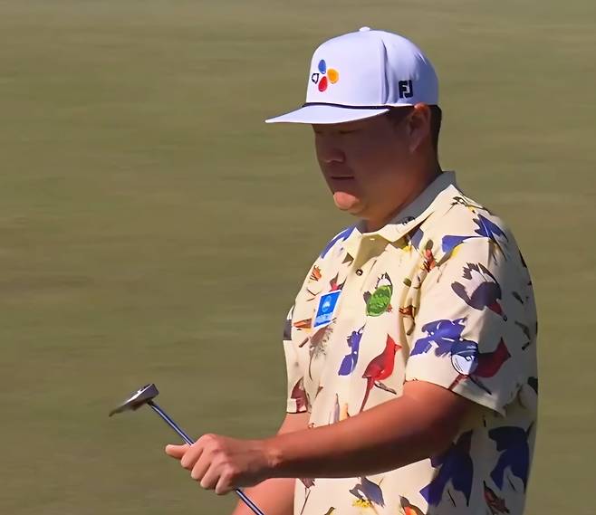 임성재가 10일(현지시간) 미국 조지아주 오거스타내셔널GC에서 열린 마스터스 2라운드에서 새그림이 그려진 셔츠를 입고 경기하고 있다. 마스터스 홈페이지 중계 캡처