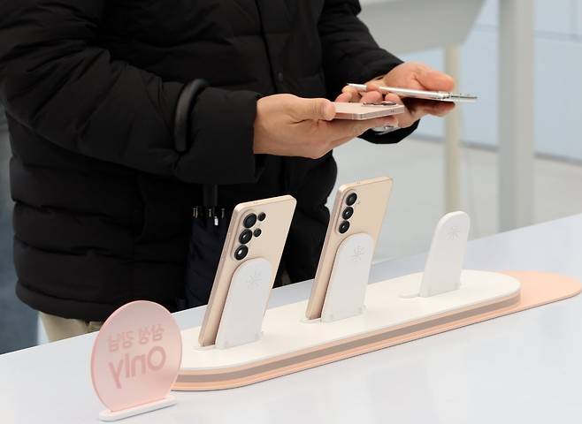 6일 서울 서초동 삼성강남에서 갤럭시 S26시리즈 사전예약자들이 줄지어 제품을 수령하고 있다.  /사진=최혁 기자