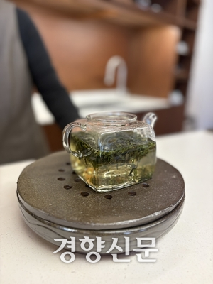 봄의 단맛을 품은 쑥차.