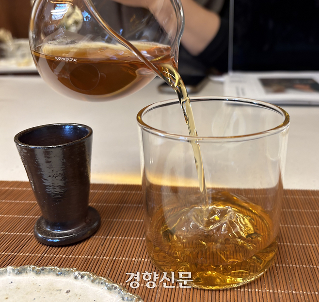 호지티로 잘 알려진 제주덖음차. 콜드브루로 차게 우려낸 차를 한라산 백록담 모양의 잔에 따르고 있다.