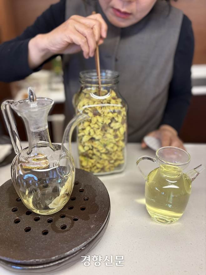 목련이 완전히 피기 전 손가락 두 마디 크기의 봉오리를 따서 수술을 제거하고 찐 뒤 은근한 불에서 말린 목련꽃차는 정성의 집약체다.