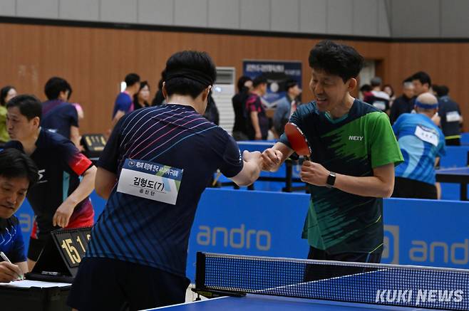 제5회 회장배 전국시니어탁구대회가 11일 서울 강남구 일원에코파크 체육관에서 열렸다. 박효상 기자