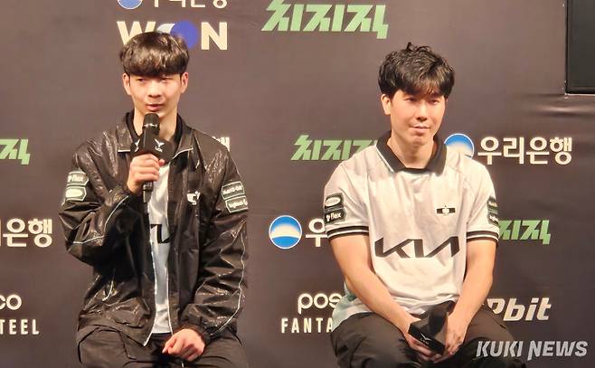 ‘루시드’ 최용혁(왼쪽)과 김대호 디플러스 기아 감독이 11일 서울 종로구 LCK 아레나에서 열린 젠지와의 2026 LoL 챔피언스 코리아(LCK) 정규 시즌 경기가 끝난 뒤 기자회견에 참석하고 있다. 송한석 기자