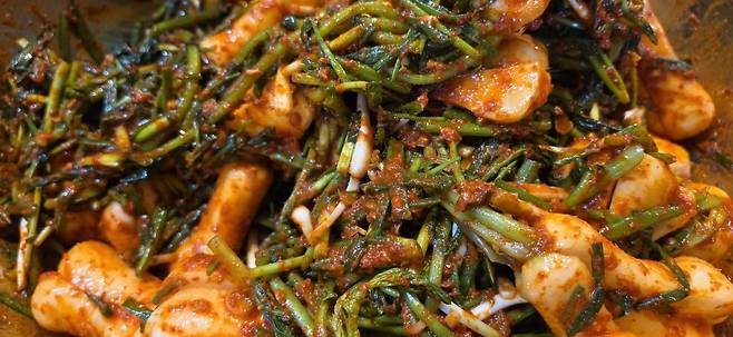 ‘김치책’(몽스북)에 나와 있는 조리법대로 만든 알타리김치의 모습.