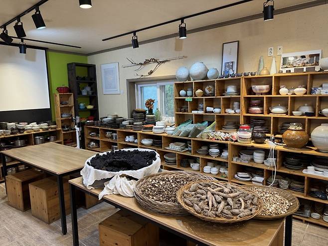 맛있는 부엌의 모습. 검은 식재료는 ‘장석’으로, 메주를 담은 장독대에서 나온 소금이다. 그 옆에는 표고버섯 등을 말려 놓은 소쿠리가 있다. 수강생들은 뒤에 전시된 접시들을 자유롭게 골라 제철 한상을 담아 먹는다.