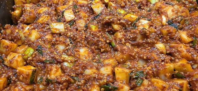 알타리김치와 함께 만든 기장깍두기. 날치알처럼 보이는 것들이 모두 기장이다. 이영란 강사는 “기장깍두기 국물에 밥을 비벼 먹으면 그렇게 맛있다”고 말했다.