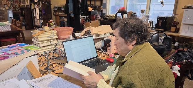 맛있는 부엌 한켠에 마련된 고 씨의 문서 작업 공간. 사람들이 다녀간 고요한 밤, 이곳에서 원고를 마감한다고 했다.