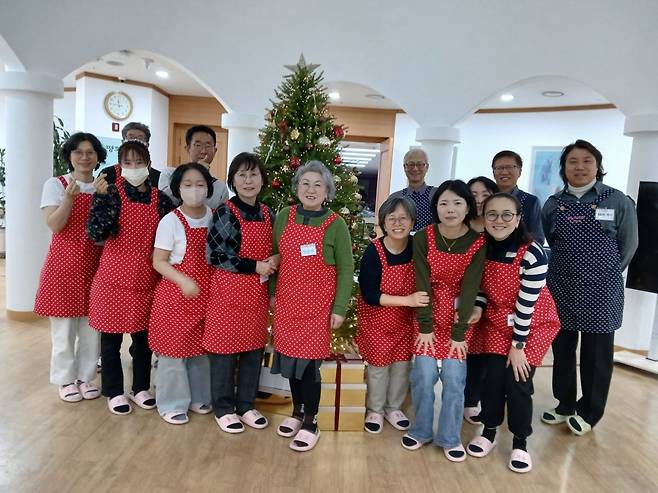 주님의교회 호스피스부 봉사자들이 지난해 경기 용인 한 호스피스 병원에서 봉사를 마치고 찍은 단체 사진. 주님의교회 제공