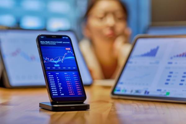 ▲차트 이미지들이 띄워져 있는 모바일 기기들이 책상 위에 놓여 있는 모습. 사진=Getty Images Bank