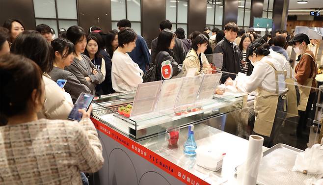 현대그린푸드가 더현대서울과 현대백화점 압구정본점에서 진행한 파이매니아 팝업 현장.  [사진=현대그린푸드 제공]