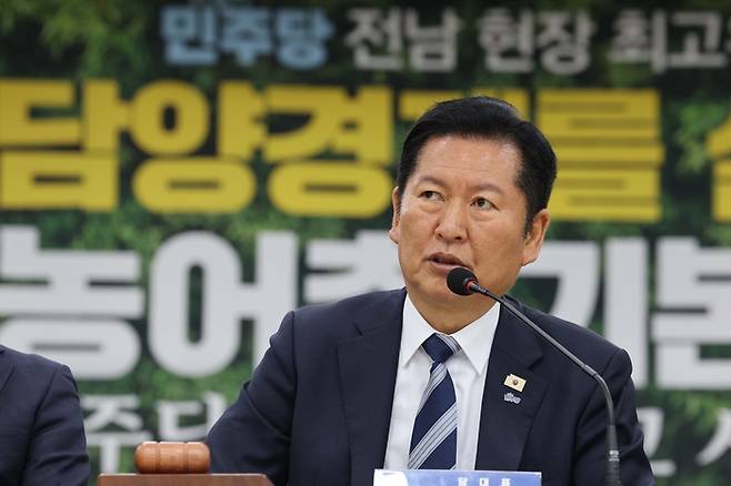 정청래 더불어민주당 대표가 지난 10일 전남 담양농협 본점에서 열린 현장 최고위원회의에서 발언하고 있다. [연합뉴스]