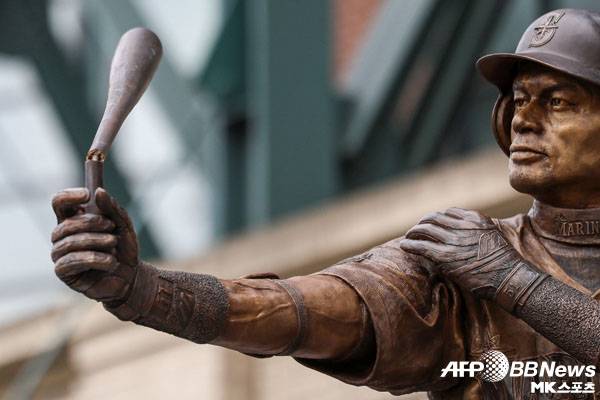 시애틀 구단은 배트가 부러진 동상을 공개하는 치명적인 실수를 저질렀다. 사진(美 시애틀)=ⓒAFPBBNews = News1