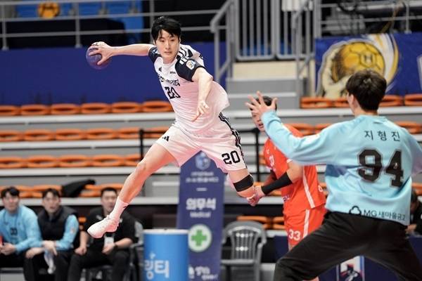 사진 두산 하무경의 점프슛