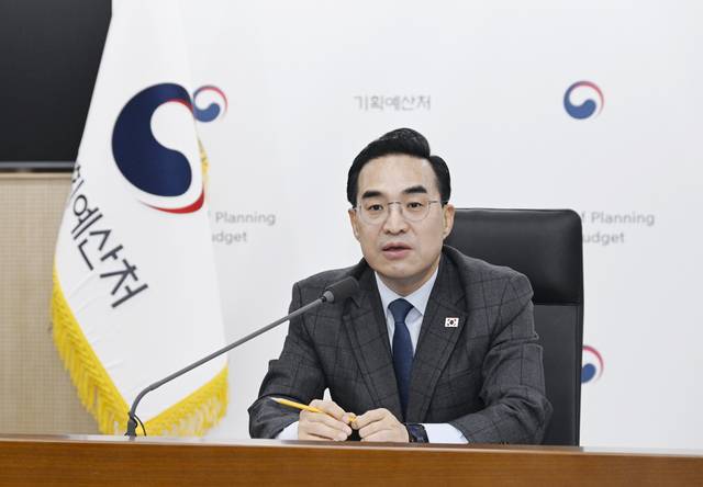 박홍근 기획예산처 장관이 지난 3일 정부세종청사 중앙동에서 열린 ‘확대간부회의’를 주재, 발언하고 있다. 연합뉴스