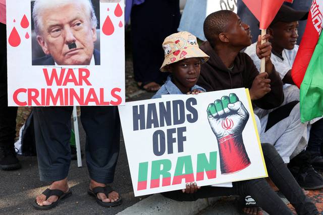 10일 남아프리카공화국 케이프타운에서 도널드 트럼프 대통령을 규탄하는 시위가 열리고 있다. 로이터 연합뉴스