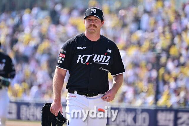 28일 서울 잠실야구장에서 열린 '2026 신한 SOL BANK KBO리그' LG 트윈스와 KT 위즈 경기. KT 선발 사우어가 수비를 마치고 더그아웃으로 들어서고 있다./마이데일리