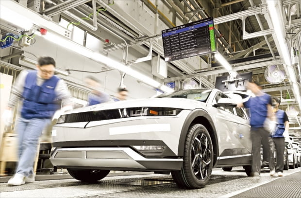 현대자동차의 울산 1공장에서 작업자들이 아이오닉 5의 품질을 점검하고 있다. [현대차그룹 제공]