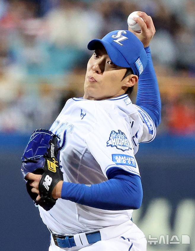 [대구=뉴시스] 이무열 기자 = 22일 대구 수성구 삼성라이온즈파크에서 열린 2025 신한 SOL 뱅크 KBO 포스트시즌 플레이오프 4차전 한화 이글스와 삼성 라이온즈의 경기, 1회초 삼성 선발투수 원태인이 공을 던지고 있다. 2025.10.22. lmy@newsis.com