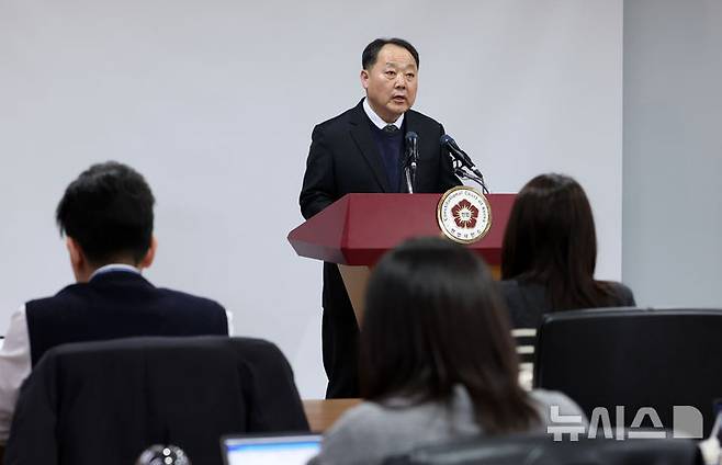[서울=뉴시스] 이영환 기자 = 손인혁 헌법재판소 사무처장이 지난달 10일 오후 서울 종로구 헌법재판소 별관 브리핑룸에서 열린 기자간담회에 참석해 발언을 하고 있다. 2026.04.11. 20hwan@newsis.com
