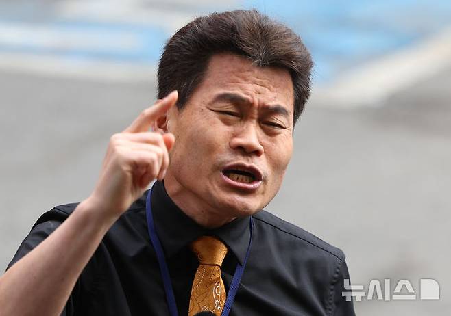 [서울=뉴시스] 황준선 기자 = 이준석 개혁신당 대표가 고발한 '부정선거 주장' 관련 혐의를 받는 한국사 강사 출신 보수 유튜버 전한길 씨가 27일 서울 동작구 서울경찰청 형사기동대에 피의자 신분으로 조사를 받기 위해 출석하며 입장을 밝히고 있다. 2026.02.27. hwang@newsis.com