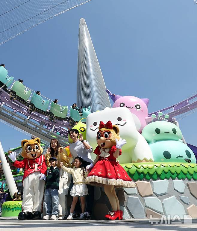 [서울=뉴시스] 최진석 기자 = 8일 서울 송파구 롯데월드 어드벤처 메이플 아일랜드 존에서 모델들이 어트랙션을 배경으로 포즈를 취하고 있다. '메이플 아일랜드 존'은 매직아일랜드에 약 600평 규모로 조성, 메이플스토리 속 3개 세계관 헤네시스·아르카나·루디브리엄을 콘셉트로 한 것이 특징이다. 2026.04.08. myjs@newsis.com