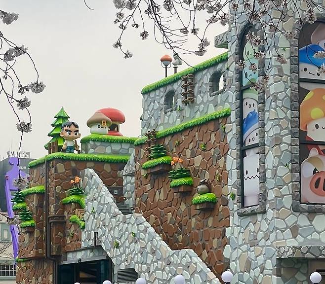 [서울=뉴시스] 이주영 기자 = 석촌호수 산책길에서 발견할 수 있는 메이플스토리 초보자 캐릭터 '토벤머리 용사'와 '좀비 머쉬맘'. 2026.04.10. zoo@newsis.com *재판매 및 DB 금지