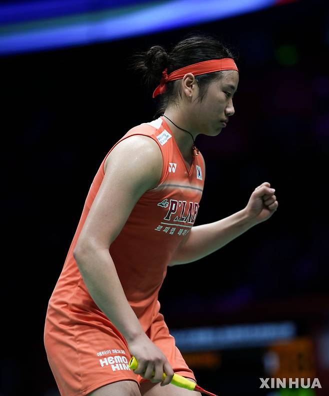 [닝보=신화/뉴시스] 안세영(1위)이 10일(현지 시간) 중국 닝보 올림픽 스포츠 센터에서 열린 2026 아시아배드민턴선수권대회 여자 단식 8강전에서 미야자키 도모카(9위·일본)와 경기하고 있다. 안세영이 2-0(21-16 21-10)으로 승리하고 4강에 올라 심유진(15위)과 결승 진출을 다툰다. 2026.04.10.