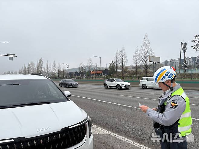 [서울=뉴시스] 신유림 기자 = 11일 오전 경부고속도로 버스전용차로 단속에 나선 경기남부경찰청 고속도로 순찰대 1지구대 소속 박진환 경사가 단속에 걸린 차량 운전자의 면허를 조회하고 있다. 2026.04.11. spicy@newsis.com