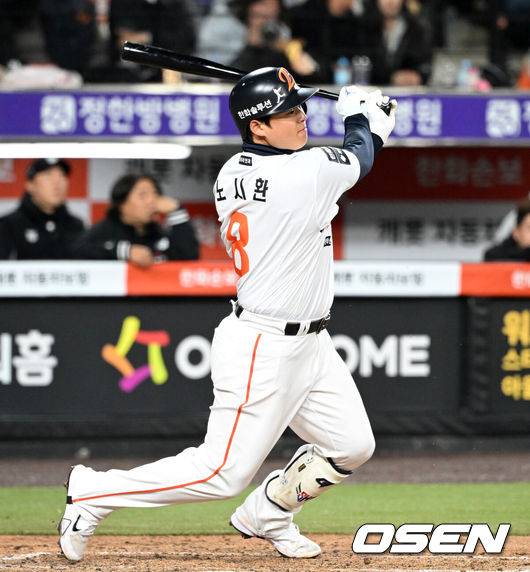 [OSEN=대전, 이대선 기자] 2일 대전 한화생명볼파크에서 2026 신한 SOL KBO리그 한화 이글스와 KT 위즈의 경기가 열렸다.이날 한화는 문동주, KT는 오원석을 선발로 내세웠다.4회말 1사 2,3루에서 한화 노시환이 땅볼을 치고 있다. 2026.04.02 /sunday@osen.co.kr