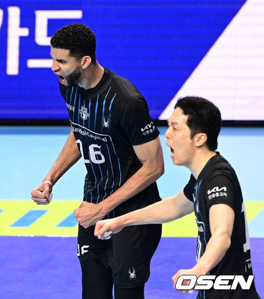[OSEN=인천, 최규한 기자] 10일 인천 계양체육관에서 ‘진에어 2025-26 V-리그’ 남자부 챔피언결정 5차전 대한항공과 현대캐피탈의 경기가 열렸다. 2세트, 현대캐피탈 레오와 최민호가 득점에 환호하고 있다. 2026.04.10 / dreamer@osen.co.kr