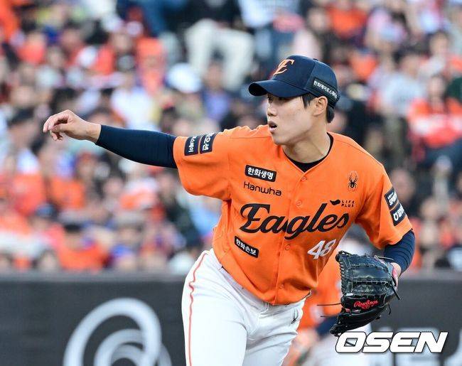 [OSEN=대전, 최규한 기자] 28일 대전 한화생명볼파크에서 ‘2026 신한 SOL KBO리그’ 개막전 한화 이글스와 키움 히어로즈의 맞대결이 열렸다. 연장 11회초 2사 1,2루 상황 한화 원종혁이 힘차게 공을 뿌리고 있다. 2025.03.28 / dreamer@osen.co.kr