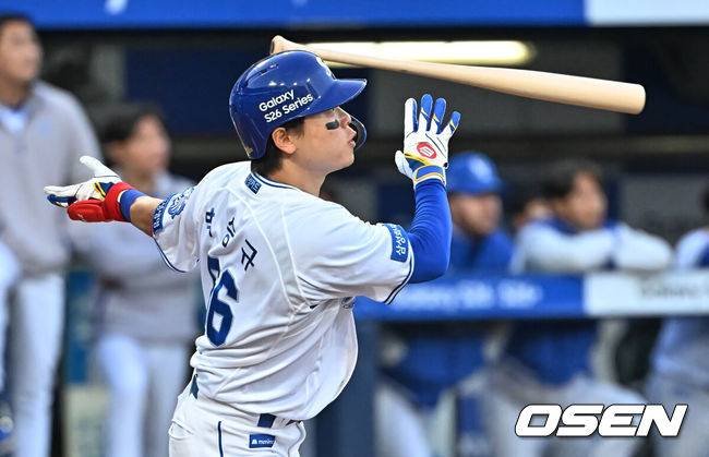 [OSEN=대구, 이석우 기자] 10일 대구삼성라이온즈파크에서 2026 신한 SOL KBO 리그 삼성 라이온즈와 NC 다이노스의 경기가 열린다. 홈팀 삼성은 후라도가, 방문팀 NC는 구창모가 선발 출전한다. 삼성 라이온즈 박승규가 1회말 중견수 뒤 3루타를 치고 있다. 2026.04.10 / foto0307@osen.co.kr