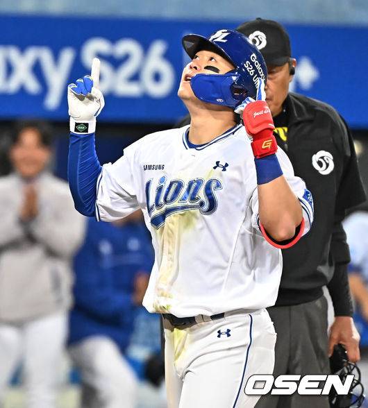 [OSEN=대구, 이석우 기자] 10일 대구삼성라이온즈파크에서 2026 신한 SOL KBO 리그 삼성 라이온즈와 NC 다이노스의 경기가 열렸다. 홈팀 삼성은 후라도가, 방문팀 NC는 구창모가 선발 출전했다. 삼성 라이온즈 박승규가 5회말 1사 좌월 솔로 홈런을 치고 세리머니를 하고 있다. 2026.04.10 / foto0307@osen.co.kr
