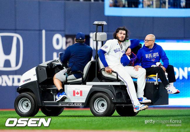 [사진] 토론토 코디 폰세가 부상을 당한 뒤 카트를 타고 경기장을 빠져나가고 있다. ⓒGettyimages(무단전재 및 재배포 금지)