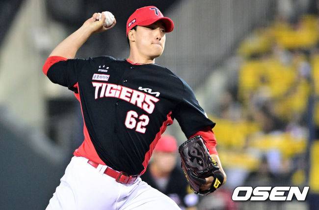 [OSEN=잠실, 조은정 기자] 2일 서울 잠실야구장에서 2026 신한 SOL KBO리그 LG 트윈스와 KIA 타이거즈의 경기가 열렸다. 이날 LG는 웰스, KIA는 김태형을 선발로 내세웠다. 8회말 KIA 정해영이 역투를 하고 있다. 2026.04.02 /cej@osen.co.kr