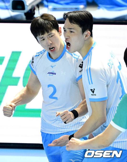 [OSEN=인천, 최규한 기자] 10일 인천 계양체육관에서 ‘진에어 2025-26 V-리그’ 남자부 챔피언결정 5차전 대한항공과 현대캐피탈의 경기가 열렸다. 2세트, 대한항공 한선수와 임동혁이 득점에 기뻐하고 있다. 2026.04.10 / dreamer@osen.co.kr