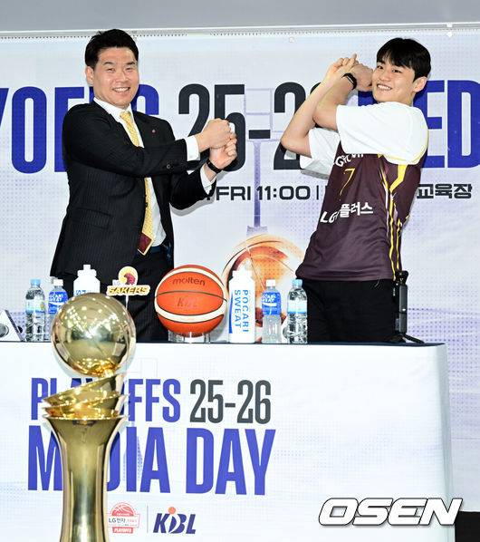 [OSEN=조은정 기자]2025-2026 LG전자 프로농구 플레이오프 미디어데이가 10일 서울 강남구 KBL 센터에서 열렸다.이날 미디어데이에는 창원 LG 조상현 감독·유기상, 안양 정관장 유도훈 감독·박지훈, 원주 DB 김주성 감독·이선 알바노, 서울 SK 전희철 감독·에디 다니엘, 고양 소노 손창환 감독·이정현, 부산 KCC 이상민 감독·허웅이 참석했다.LG 조상현 감독과 유기상이 세리머니를 하고 있다. 2026.04.10 /cej@osen.co.kr